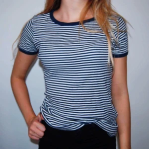  - Blå/vit randig t-tröga från Gina
