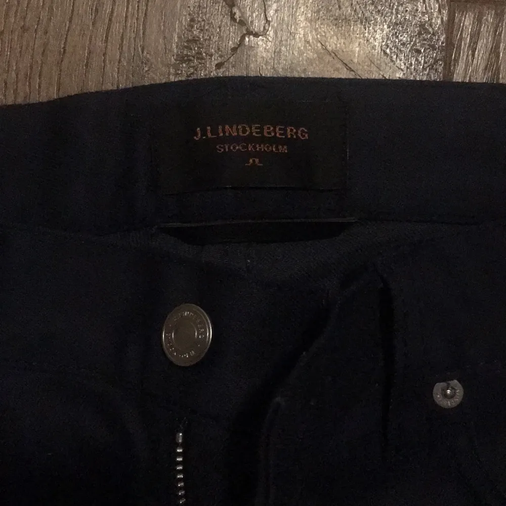 Snygga byxor i jeansliknande mörkblått tyg från J.Lindeberg. Helt nya, bara provade. Storlek W30/L32. Kan skickas eller mötas i Stockholm. Nypris var 1095 kr.. Jeans & Byxor.