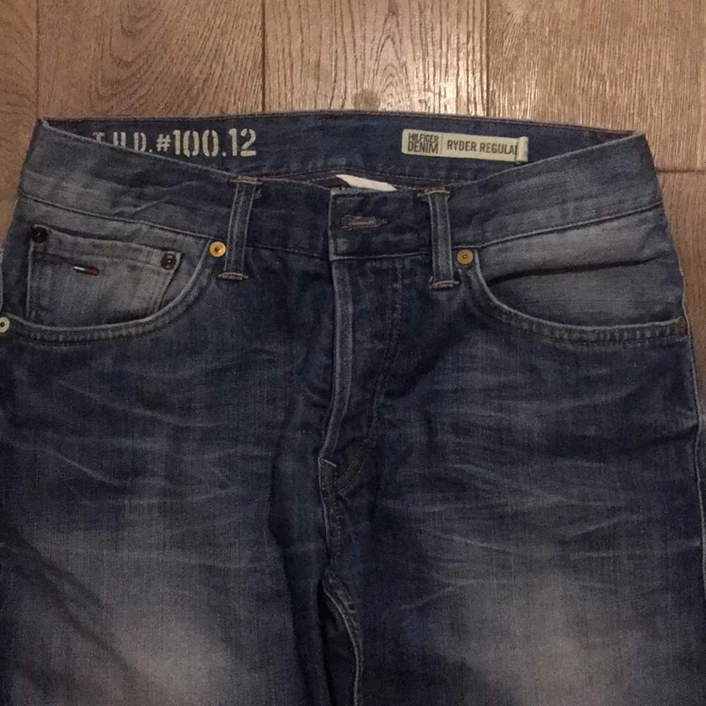 Jeans från Tommy Hilfiger. Storlek W30/L32. Väl använda, se sista bilden för slitningen i hälen. Kan skickas eller mötas i Stockholm.. Jeans & Byxor.