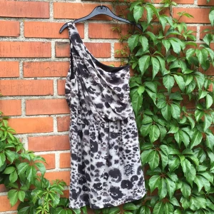 Topshop leopardklänning - En mjuk & skön "one shoulder"- klänning från Topshop. Använd några gånger. 🍉