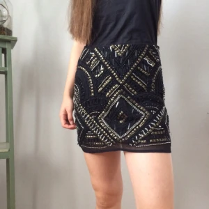  - Urläcker kjol som passar perfekt till fest! Endast använd en gång. Frakt tillkommer✨