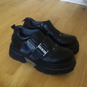  - 90-tals skor från märket agaxy köpta på second hand för mycket dyrare pris. Väldigt sköna, cirka 3,5 cm platå. 