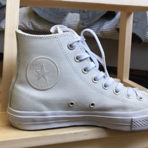 - Gräddvita/ljusbeiga Chuck Taylors från Converse Knappt använda men ett fåtal smutsmärken som borde gå att tvätta bort!   Frakt tillkommer✨