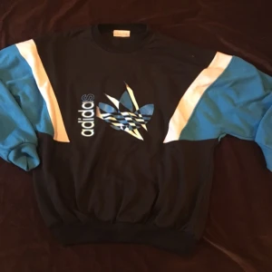  - Vintage adidas-tröja, oklar storlek men jag har S/M och då är den pösig fortfarande.   Edit: det har varit hög efterfrågan på denna så man får buda om man vill köpa   FRAKTAR INGET TYVÄRR 