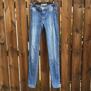  - Lågmidjadade jeans från Gina Tricot. Snygga men för små för mig! 🌿