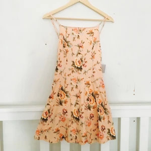  - Somrig klänning från Urban outfitters, aldrig använd. Storlek S men lutar mer åt XS-hållet. Frakten ingår i priset.