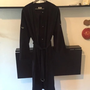  - Säljer superfin och ball kappa från weekday, inköpt förra sommaren, sparsamt använd och i fint skick! 