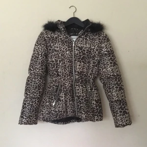  - Varm, fodrad, vinterjacka i strl 170 från Kappahls barnavdelning. Inköpt för två år sedan men aldrig kommit till användning tyvärr. Avtagbar luva med fakepäls. Passar en XS.