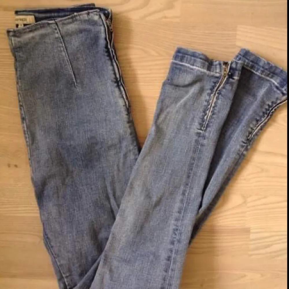 Högmidjade ljusblå jeans i tight stretchig modell från Whyred. Dragkedja vid byxslut samt på sidan istället för gylf och knapp.. Jeans & Byxor.