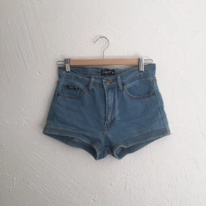  - Strl M men sitter som S