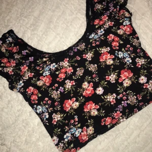  - crop top/ t-shirt beror på hur man vill att den ska sitta. Den har spets på ryggen. Väldigt dåliga bilder men kan fixa fler vid intresse:)