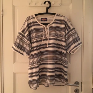  - T-shirt i tjockare material från American company european version. Superfin och i superfint skick.  Hör av er vid frågor! Använder swish och köparen står för frakt 🌱💥