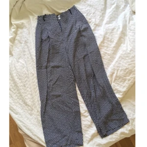  - Prickiga, raka byxor från okänt märke utan storleksmarkering men skulle chansa på strl 38 då dom passar mig. Kan skicka fler bilder om du är intresserad, plicks kvalité är the worst