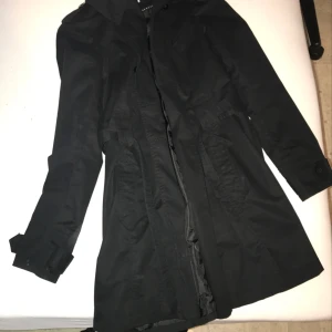  - Svart vanlig kappa från Vila i storleken M