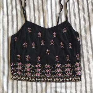  - Croptop från topshop med pärlor.
