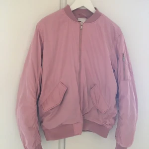  - Rosa bomberjacka från h&m i fint skick. Köparen står för frakten 