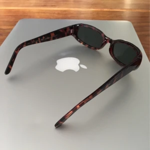  - Helt nya solglasögon från raw edge label. Köpta för 500. Säljes pga används tyvärr ej. Frakt tillkommer. Kan mötas i Malmö/Lund. 