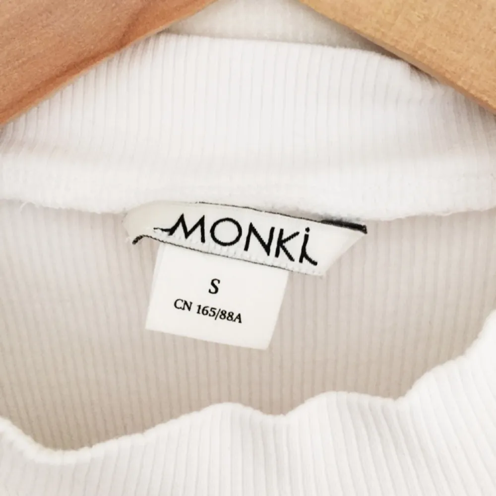 Vit kortärmad polotröja från Monki, fint skick!. T-shirts.