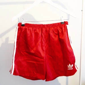 - Ett par vintage adidas shorts! Lite slitna men inte trasiga!  Köpta på en secondhand butik i Paris vid namn episodes! 