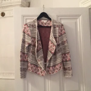  - En snygg cardigan, avslappnad kavaj i fint mönster. Kavajen är i gott skick. Passar en 38-40, beror på hur du vill ha passformen. Vastastan/ Swisch föredras 