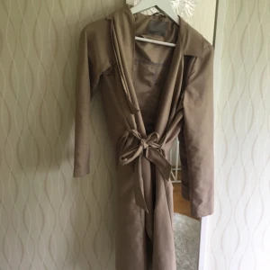  - Snygg beige tunn kappa från Vero Moda🌹 använt några gånger men det syns inte! Tyvärr inte min stil längre men hoppas den kan finna kärlek hos någon annan😃 den är jätte skön och passar långt in på hösten🌹köparen står för frakten 