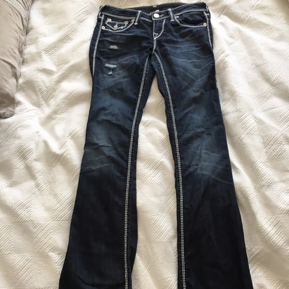 Äkta true religion jeans, köpta i new york för cirka 2000 kronor. Använda endast 2-3 gånger. W27. Superfina och bra kvalité!. Jeans & Byxor.