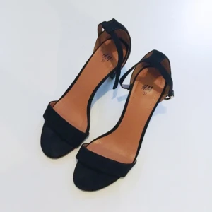  - Stilettklackar från H&M med smala band runt vrist och fot. Klackarna är låga vilket gör att skon är skön att gå i. Säljer då jag jag två identiska par. Finns att hämta i Uppsala annars får köparen stå för frakt.