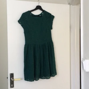  - Mörkgrön spets klänning från Hm med dragkedja på ryggen. Strechig material. Strl 42, men mer som 38-40
