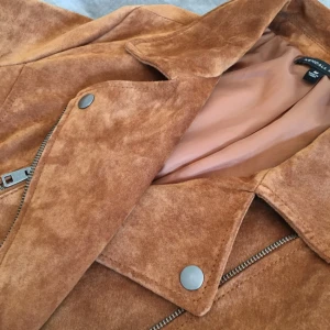  - Kendall & Kylie läder jacka i storlek M. Passar även en S.  Inköpt i USA för 195$ och aldrig använd. Säljer då jag inte får användning för den. Kan mötas upp i Åkersberga eller Täby. Annars står köparen för frakt. Jag tar även swish.