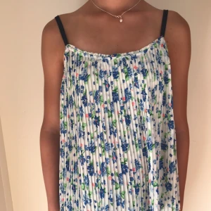  - Abercrombie & Fitch linne i blommigt plisserat tyg  Storlek XS men passar S och möjligtvis M 100% polyester Betalning sker via swish Köparen står får fraktkostnad  Supersöt!!!