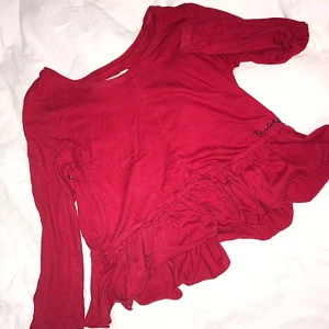  - Supersöt topp från Bondelid i storlek M men väldigt liten i storleken och passar mig som är en XS! Knappt använd, Orginalpris 300kr. Har en likadan i svart om någon är intresserad! Köpare står för eventuell frakt. 