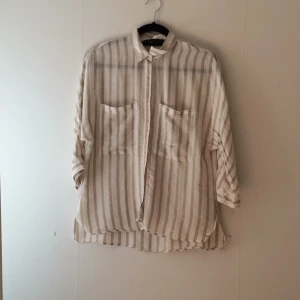  - Fin tunn skjorta från Zara. Perfekt till ett par slitna shorts.