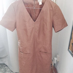  - Hm skinnklänning äkta skinn  nudefärgad Använd 1 gång som ny 