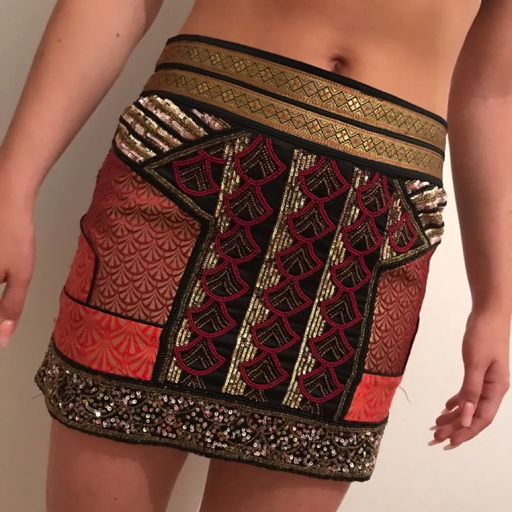 Otroligt fin och exklusiv kjol från Bikbok, såldes slut fort. Paljetter och lite marockansk 
