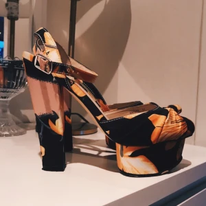  - Heels med rem runt ankeln från Nelly.com. Möts i Sthlm eller fraktar mot fraktkostnad. 