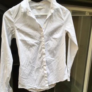  - Vit skjorta från cos storlek 34