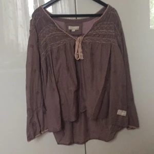  - Jätte gullig och fin blus från Odd Molly. Använd enstaka gånger men när jag köpte den insåg jag att den hade ett litet hål vid underarmen tyvärr men det går lätt att fixa med nål och tråd, jag har bara inte orkat då jag knappt använder den. Storlek 1 vilket jag tror motsvarar medium. Modellen är ganska bred och kan uppfattas som stor i storleken. Köparen står för frakt!✨