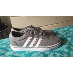  - Adidas sneakers Skosnören finns!