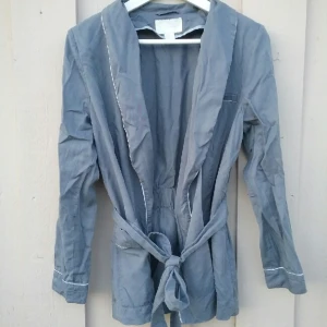  - Fräsch sommarkavaj/ komono/ balzerhybrid i gott begagnat skick. Gjord i miljövänliga materialet lyocell. Lätt vaddering i axlarna. 