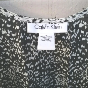  - Cool monokrom topp i bomull, passar upp till L pga loose fit. Balanserar ut alla färgstarka plagg på sommaren! Fräscht begagnat skick.