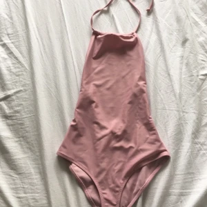  - Helt oanvänd (endast provad) rosa halterneck-baddräkt från asos! Skicka pm för fler bilder😊 