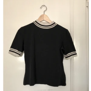  - Svart tisha från monki ⚡️sparsamt använd. Small