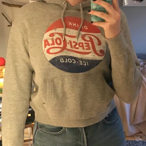 Hoodie - Grå hoodie med pepsi tryck. 80kr + frakt🥰🥰