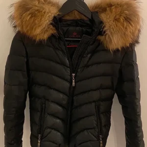 Chelsea jacka - Säljer min Chelsea jacka💞Den är i nyskick och använd 2-3 gånger bara i vintras. Nypriset är 2500kr.