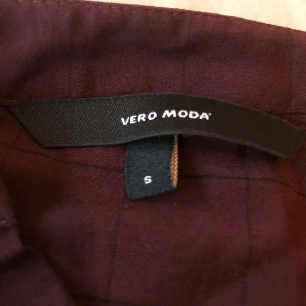 En vindels skjorta från Vero Moda i strl S.. Skjortor.