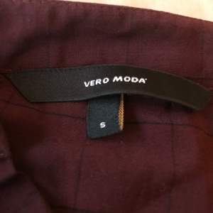 En vindels skjorta från Vero Moda i strl S.