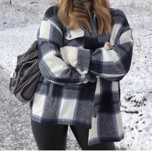 ZARA skjortjacka - Använd ett fåtal gånger! Blå vit rutig skjortjacka från ZARA