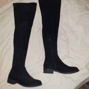 Knäskor - Ett par knälånga skor i mockaimitation, använda fåtal gånger då de inte är min stil. De är i storlek 35 och bra skick. Säljs för 250 kr ❤