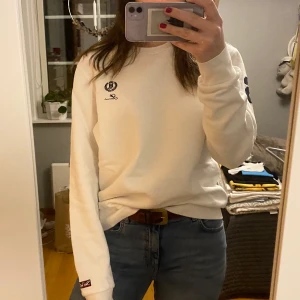 Henri Lloyd sweatshirt  - Jättefin Henri Lloyd sweatshirt, aldrig använd och prislappen sitter kvar! Har två, därav säljer en! 