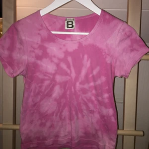 Rosa tiedye tshirt  - Rosa bomullstshirt med tiedye. I bra skick och fina färger. Ganska kort, nästan croppad.
